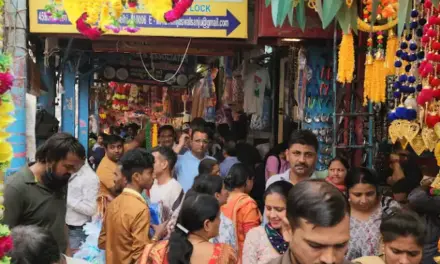 Sadar Bazar Diwali Shopping: दिवाली से पहले गुरुग्राम के सदर बाजार में भीड़, खाने-पीने से लेकर सजावट के सामान खरीदने के लिए