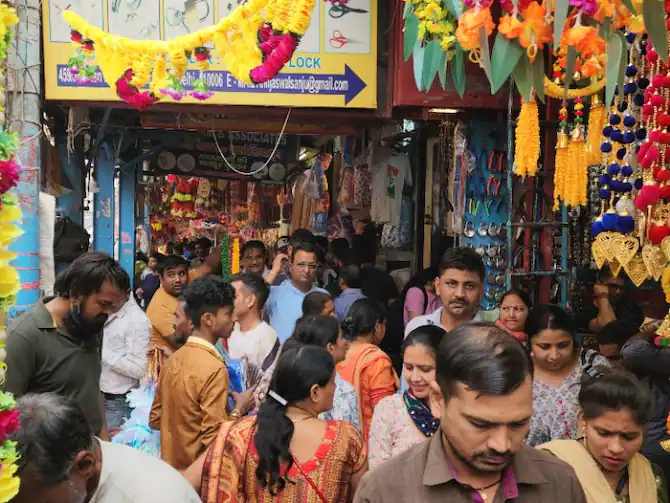 Sadar Bazar Diwali Shopping: दिवाली से पहले गुरुग्राम के सदर बाजार में भीड़, खाने-पीने से लेकर सजावट के सामान खरीदने के लिए