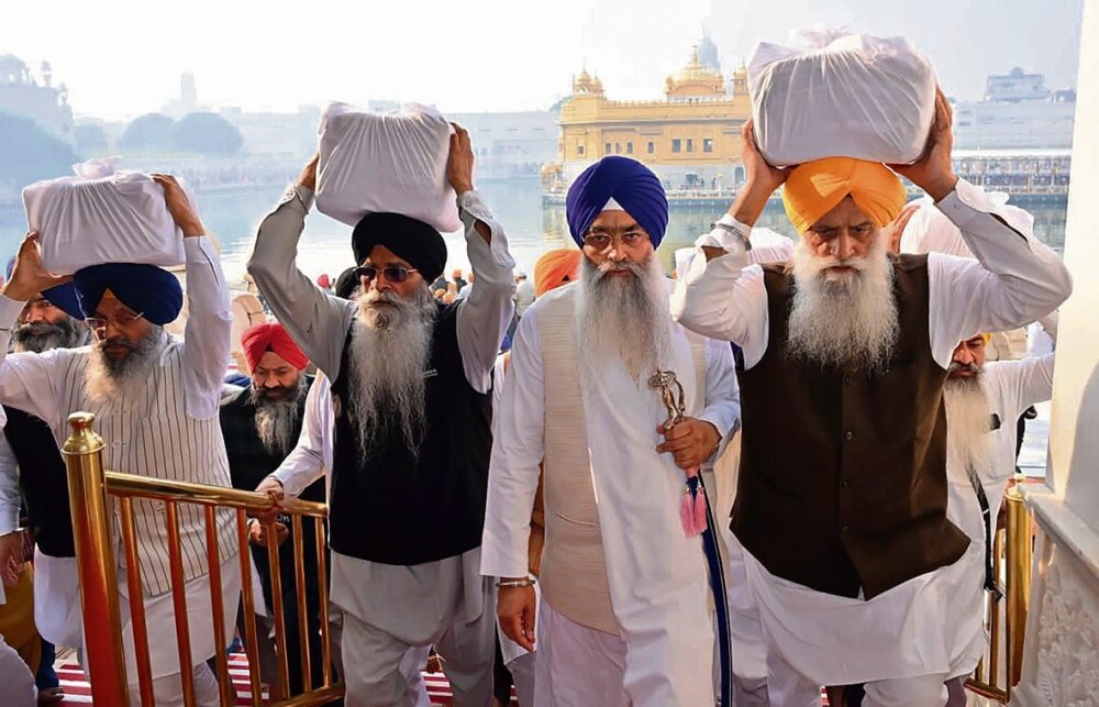 Punjab Sikh Prisoners: SGPC प्रतिनिधिमंडल ने पंजाब के राज्यपाल बनवारीलाल पुरोहित से मुलाकात की और सिख कैदियों की रिहाई की मांग की।