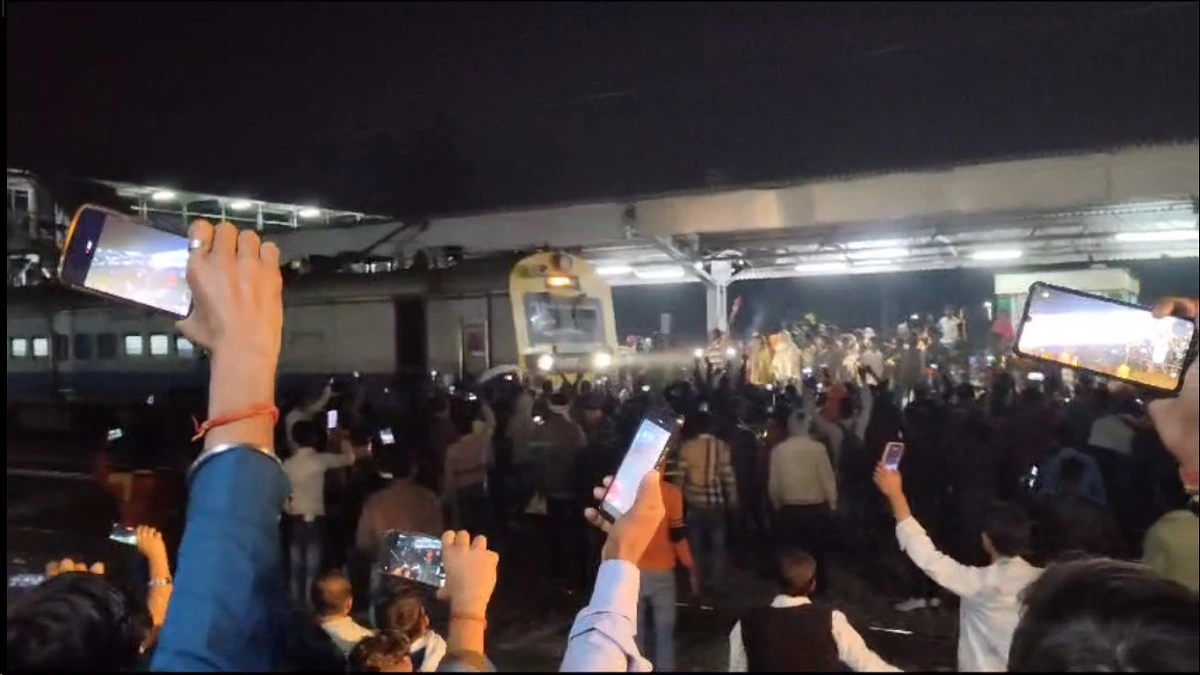 Punjab News: बिहार जाने वाली ट्रेन पर पथराव, रेलवे ट्रैक पर यात्रियों ने किया हंगामा