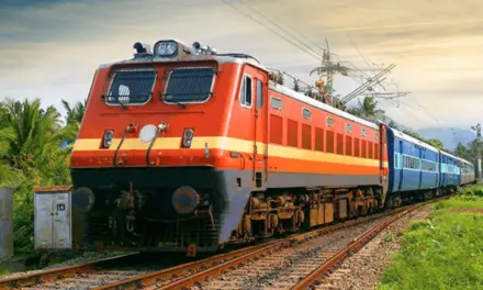 Gati Shakti Train: लखनऊ से वाराणसी जाने वालों के लिए रेलवे ने शुरू की विशेष ट्रेन, दिवाली पर कंफर्म  टिकट खरीदें