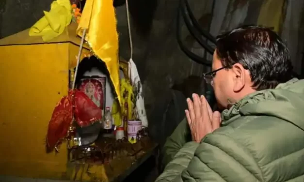 Uttarkashi Tunnel Rescue: बाबा बौखनाग ने कर्मचारियों की सफल बचाव की खुशी में सीएम आवास पर ‘इगास बग्वाल’ मनाया