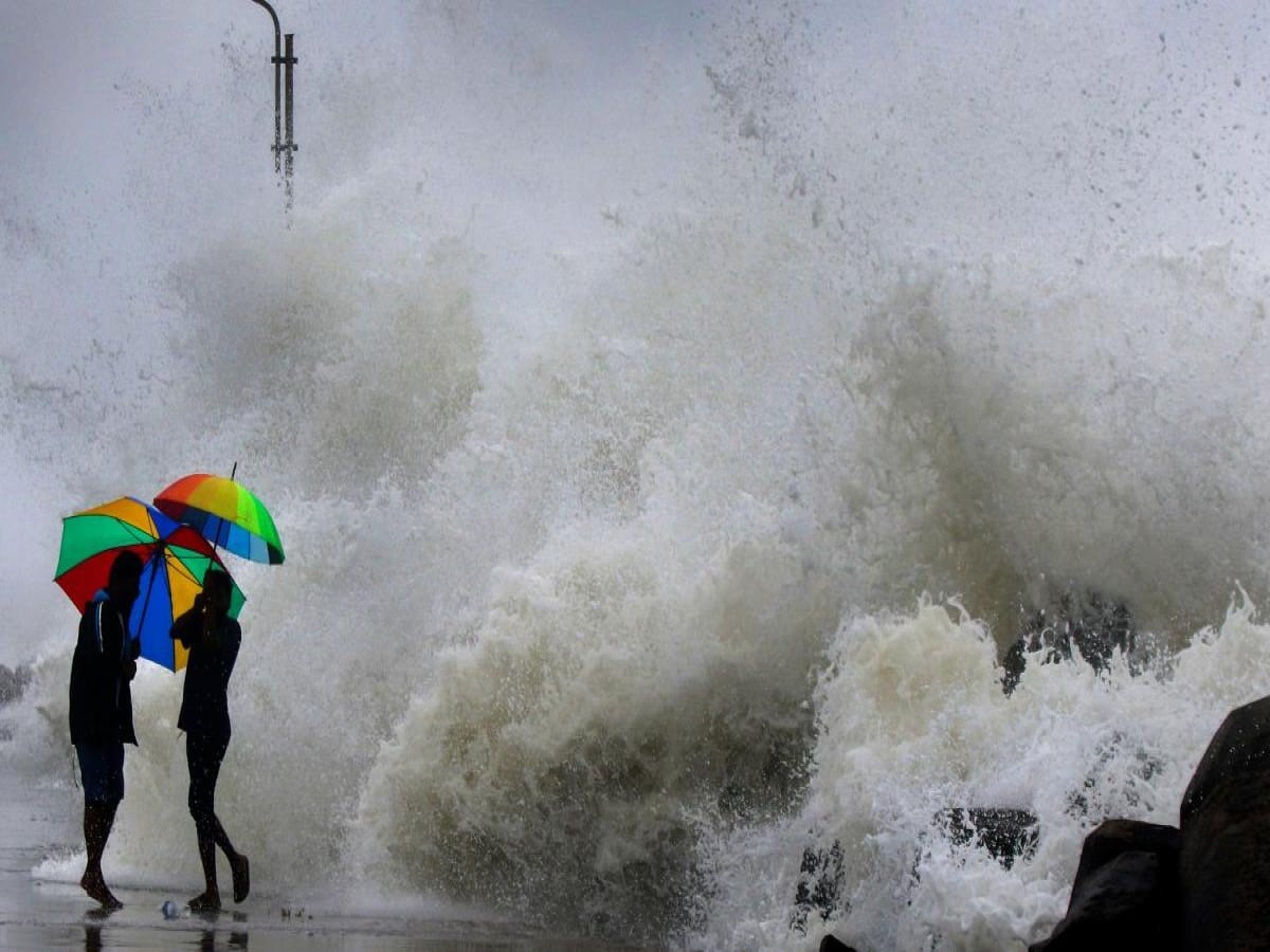 Cyclone Michaung ने तमिलनाडु में तबाही मचा दी! 2 लोगों की मौत, स्कूल बंद, 144 ट्रेनें कैंसिल