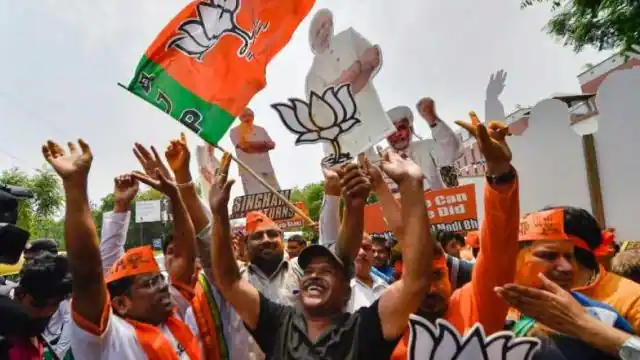Chhattisgarh Election Result: दक्षिण और उत्तरी छत्तीसगढ़ में आदिवासी समाज ने बीजेपी के साथ कांग्रेस का 'हाथ' छोड़ दिया