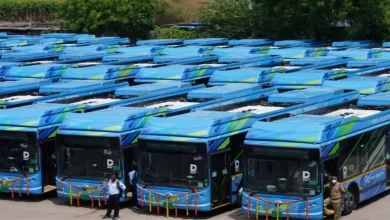 Delhi में AAP-BJP ने Electric Bus को सराहा, बिधूड़ी ने कहा कि ये केंद्र का तोहफा था, मंत्री गहलोत ने कहा कि यह 'परिवहन क्रांति' है