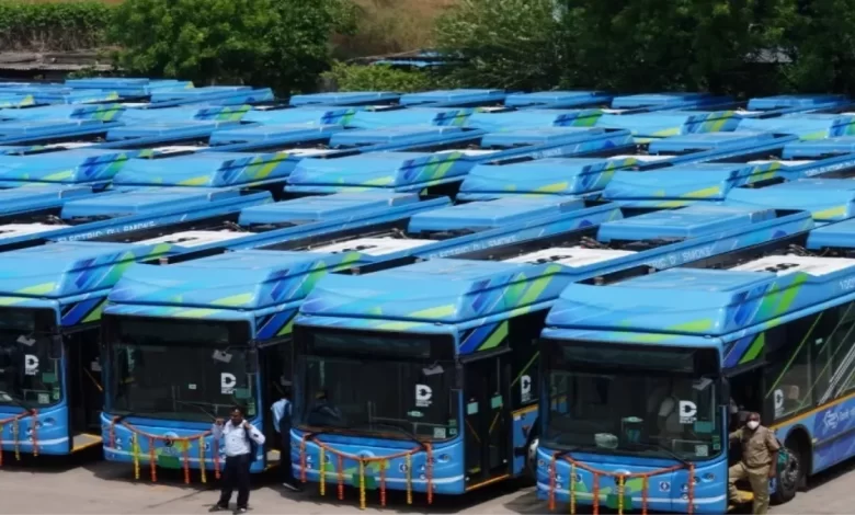 Delhi में AAP-BJP ने Electric Bus को सराहा, बिधूड़ी ने कहा कि ये केंद्र का तोहफा था, मंत्री गहलोत ने कहा कि यह 'परिवहन क्रांति' है