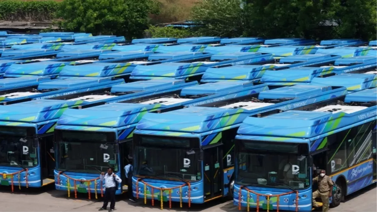 Delhi में AAP-BJP ने Electric Bus को सराहा, बिधूड़ी ने कहा कि ये केंद्र का तोहफा था, मंत्री गहलोत ने कहा कि यह 'परिवहन क्रांति' है