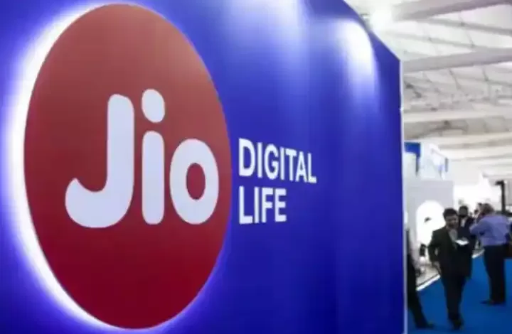 Happy new year plan 2024: साल भर अनलिमिटेड 5G इंटरनेट के लिए हर दिन 8 रुपये के लिए Jio का नया ईयर प्लान