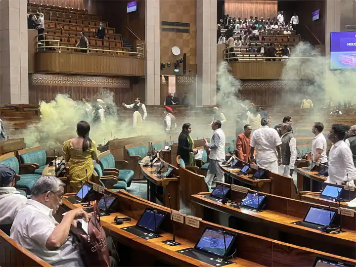 Parliament Attack: लोकसभा में दर्शकों की दीर्घा से कूदने वाले युवा व्यक्ति कौन थे? तीन युवा गिरफ्तार किए गए हैं