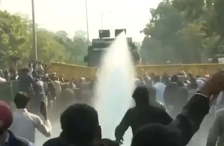 चंडीगढ़ में Youth Congress Protest, पुलिस ने वाटर कैनन चलाया