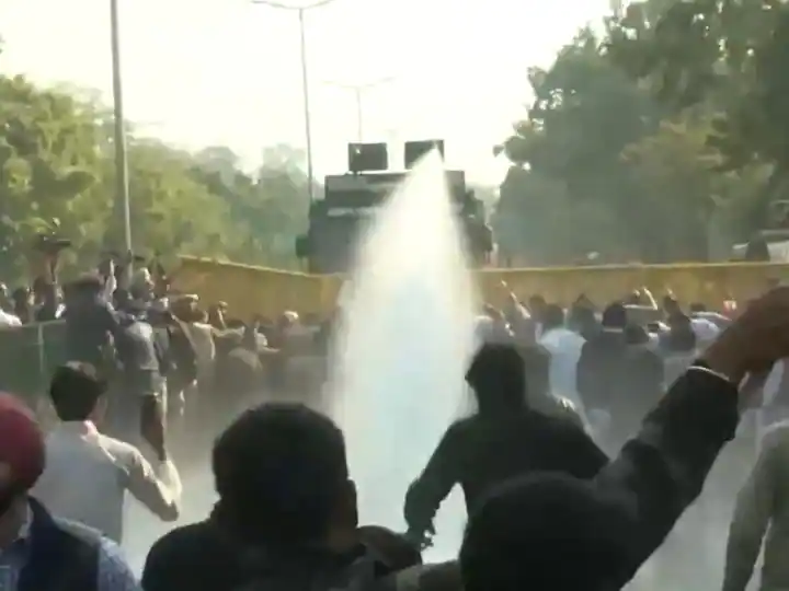 चंडीगढ़ में Youth Congress Protest, पुलिस ने वाटर कैनन चलाया