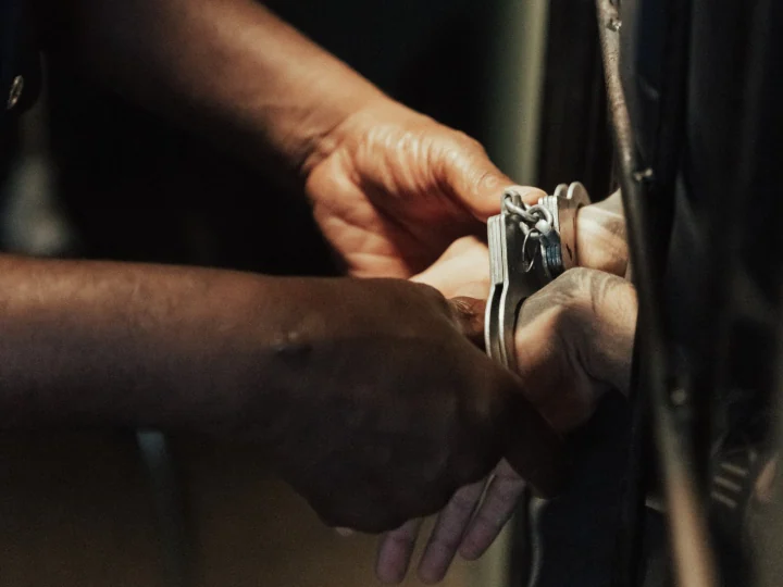 Punjab News: पंजाब में एक कैदी को शादी समारोह में डांस करते हुए देखा गया, दो पुलिसकर्मी निलंबित