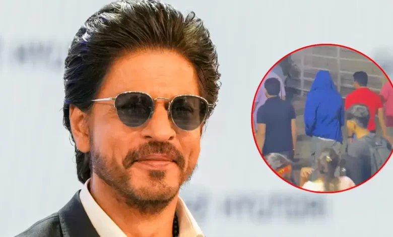 Shah Rukh Khan ने Dunki की रिलीज से पहले वैष्णो माता के मंदिर में दर्शन किया. किंग खान ने साल में तीसरी बार देवी माता के दरबार में दर्शन किया।