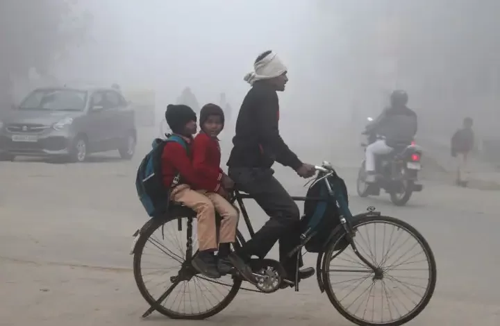 UP School Closed: ठंड और शीतलहर का कहर,यूपी के कई जिलों में स्कूल बंद, यहां बदल गया समय