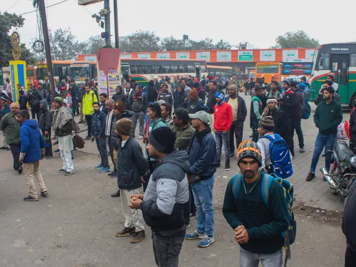 Bus drivers strike in UP: लखनऊ, वाराणसी और कुशीनगर में बसों की निरंतर हड़ताल से यात्री परेशान हैं. आपके जिले का क्या हाल है?