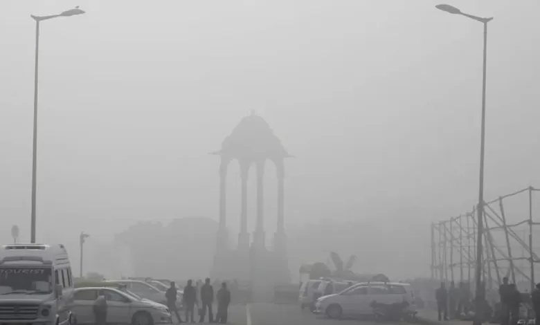 Delhi Pollution: दिल्ली की हवा में 400 से अधिक AQI