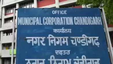 Chandigarh Mayor Election 2024: चंडीगढ़ नगर निगम के बाहर भारी हंगामा, मेयर चुनाव टल गया, कांग्रेस कोर्ट जाएगी