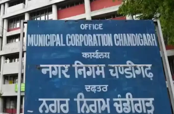 Chandigarh Mayor Election 2024: चंडीगढ़ नगर निगम के बाहर भारी हंगामा, मेयर चुनाव टल गया, कांग्रेस कोर्ट जाएगी
