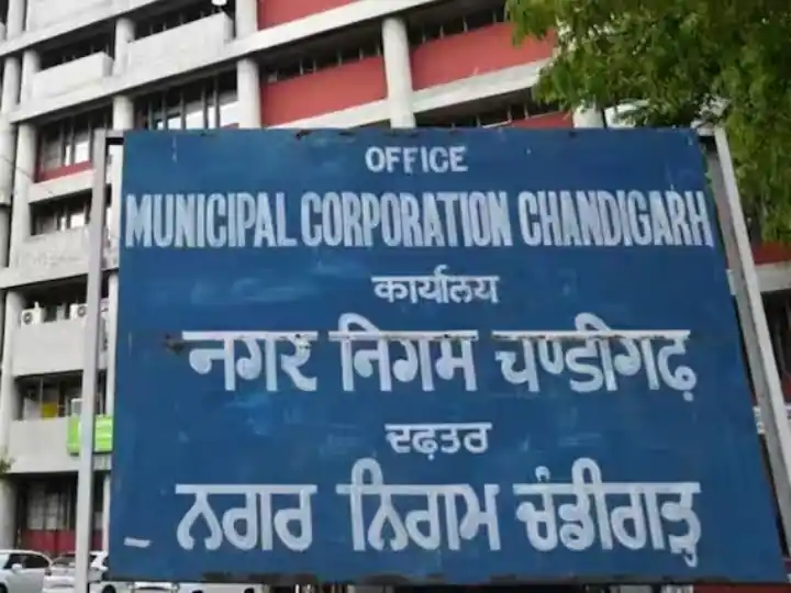 Chandigarh Mayor Election 2024: चंडीगढ़ नगर निगम के बाहर भारी हंगामा, मेयर चुनाव टल गया, कांग्रेस कोर्ट जाएगी