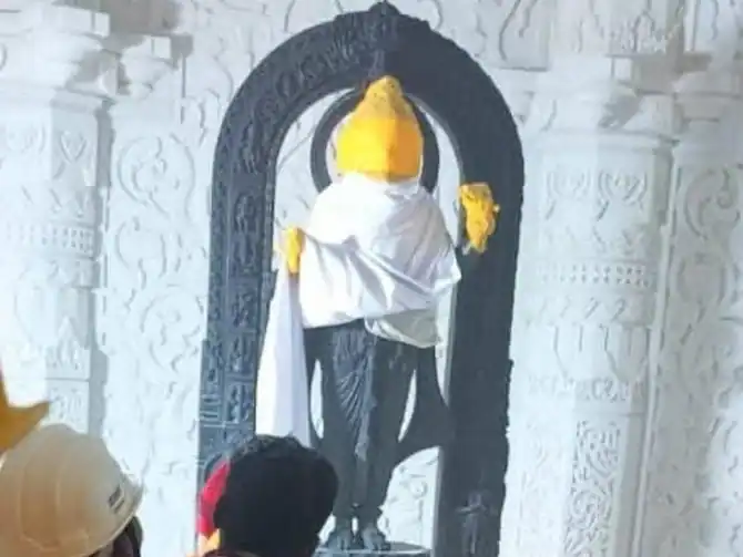 Ram Lalla idol: क्या आंखों पर बिना पट्टी वाली रामलला की मूर्ति असली नहीं है? श्रीराम जन्मभूमि तीर्थ क्षेत्र के मुख्य पुजारी सत्येंद्र दास ने यह प्रश्न क्यों पूछा?