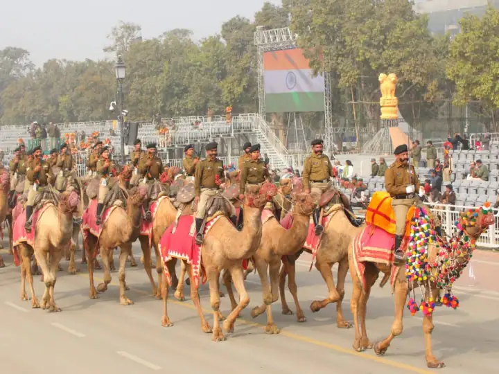 Republic Day Parade की तैयारी में जुटे BSF के जवान, आकर्षक ऊंट बन गए