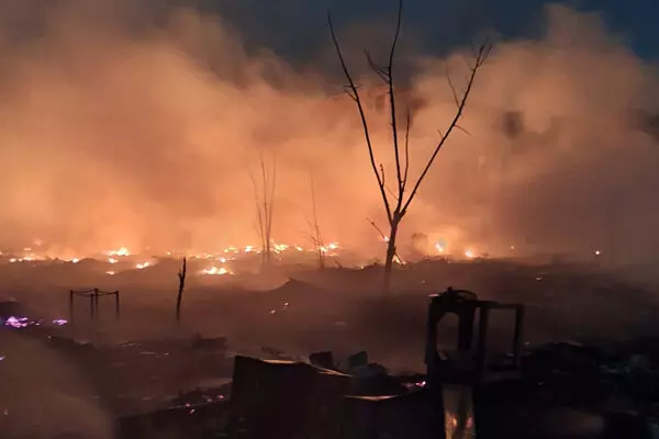 दिल्ली के शाहबाद डेयरी क्षेत्र में भयंकर आग, 130 झुग्गी खाक
