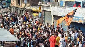UP Basti News: हिंदू संगठनों ने पेशाब करने से रोकने के दीवार पर देवी-देवताओं के चित्रों का विरोध किया