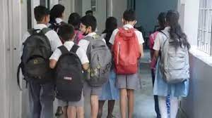 Delhi School News: दिल्ली के स्कूलों में अब विद्यार्थियों के बैग की औचक जांच होगी, जल्द ही समिति बनेगी