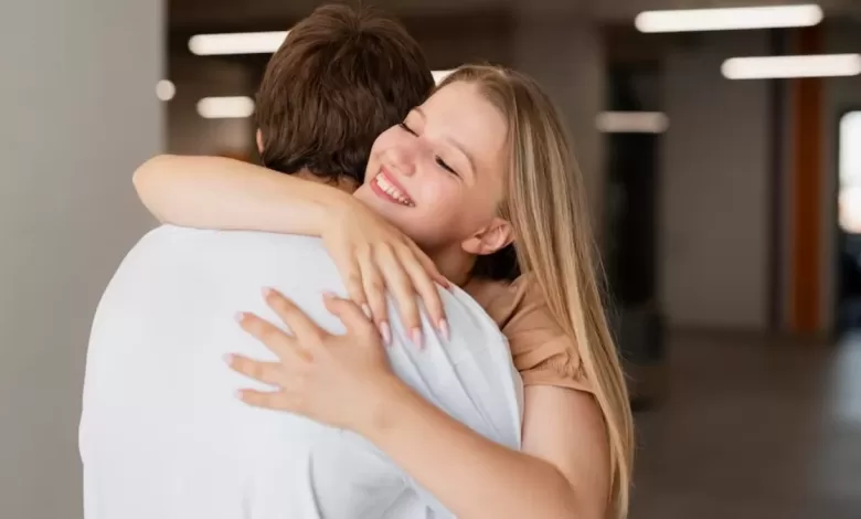 Hug Day: जब एक लड़का और लड़की गले मिलते हैं, उनके शरीर में क्या परिवर्तन होते हैं?
