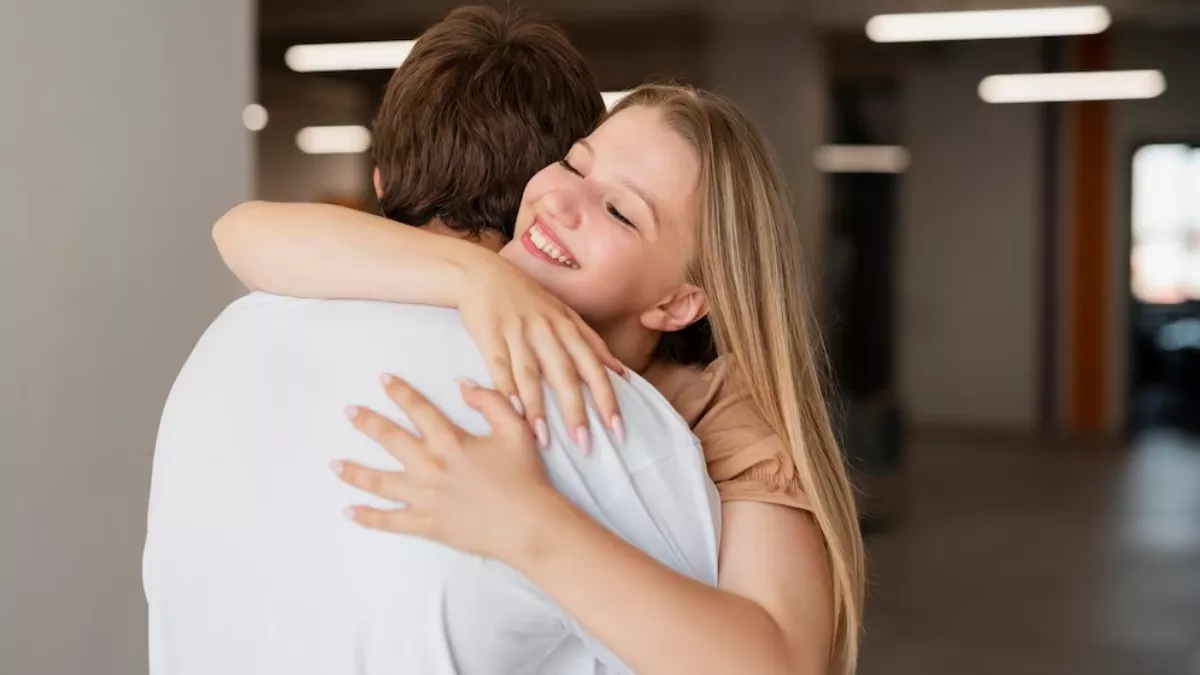Hug Day: जब एक लड़का और लड़की गले मिलते हैं, उनके शरीर में क्या परिवर्तन होते हैं?