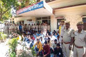 Rajasthan News: राजस्थान पुलिस ने एक बड़े अभियान में 6 जिलों से 553 वांटेड गिरफ्तार किए।
