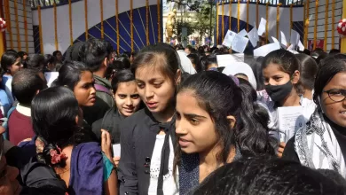 Bihar Board Exam 2024: परीक्षा हॉल में देर से पहुंची छात्राओं ने दीवार से कूदकर अपनी जान जोखिम में डाली!