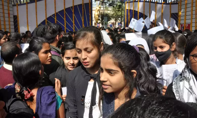 Bihar Board Exam 2024: परीक्षा हॉल में देर से पहुंची छात्राओं ने दीवार से कूदकर अपनी जान जोखिम में डाली!