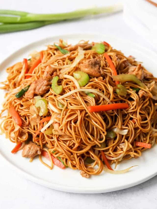 बाजार जैसी Veg Chowmein बनाने की Recipe