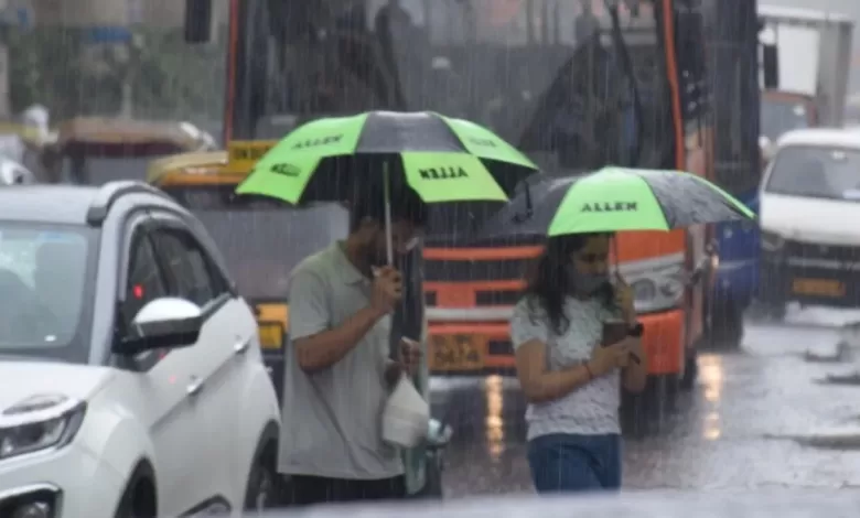 Delhi Weather: दिल्ली-NCR के कुछ क्षेत्रों में बारिश की संभावना, 2 फरवरी तक तापमान में गिरावट