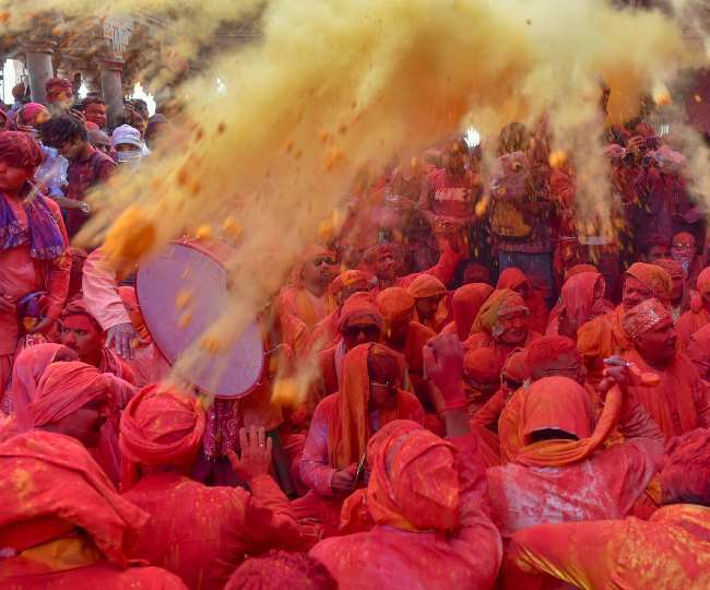 Braj Ki Holi: संत-महंत ने होली खेली, आस्था के आंगन में श्रद्धा के रंग बरसे; रमण बिहारी के आंगन में अबीर-गुलाल उड़ाए जाते हैं