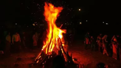 Holika Dahan 2024: होलिका दहन के दौरान प्रहलाद और होलिका की गोबर की प्रतिमा जलाने की धार्मिक वजह जानें
