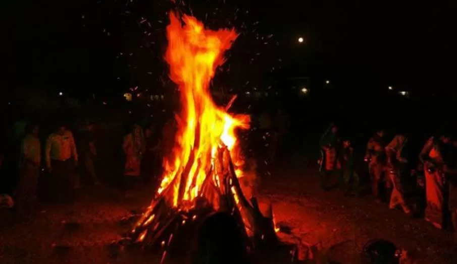 Holika Dahan 2024: होलिका दहन के दौरान प्रहलाद और होलिका की गोबर की प्रतिमा जलाने की धार्मिक वजह जानें