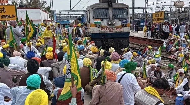 Kisan Andolan: शंभू में रेलवे ट्रैक पर पांचवें दिन भी किसान डटे रहे; 100 से अधिक ट्रेनें प्रभावित