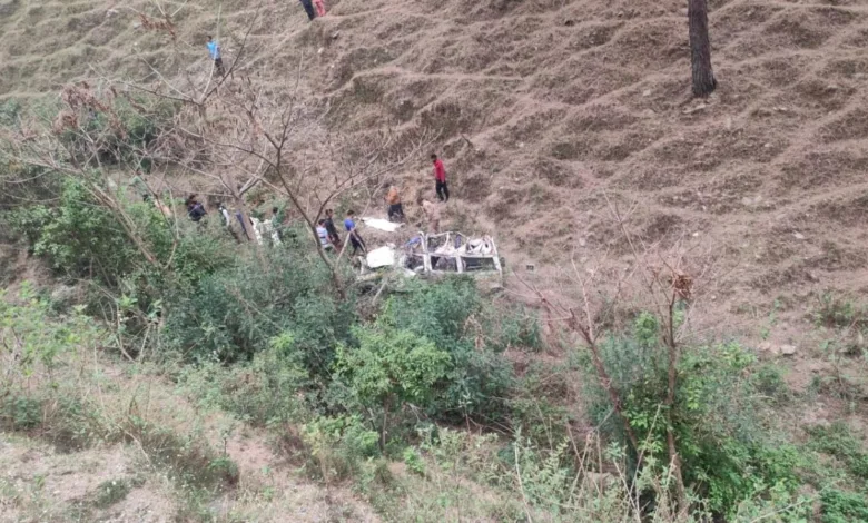 Pithoragarh Accident: शादी से वापस आ रहे थे, वाहन 200 मीटर गहरी खाई में गिर गया, चार लोग मर गए 1 Pithoragarh Accident: शादी से वापस आ रहे थे, वाहन 200 मीटर गहरी खाई में गिर गया, चार लोग मर गए