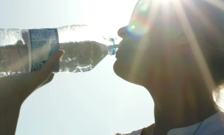 Summer Health Tips: चिलचिलाती धूप से निकलते ही जल पीना चाहिए या नहीं? डॉक्टर की राय जानें 1 Summer Health Tips