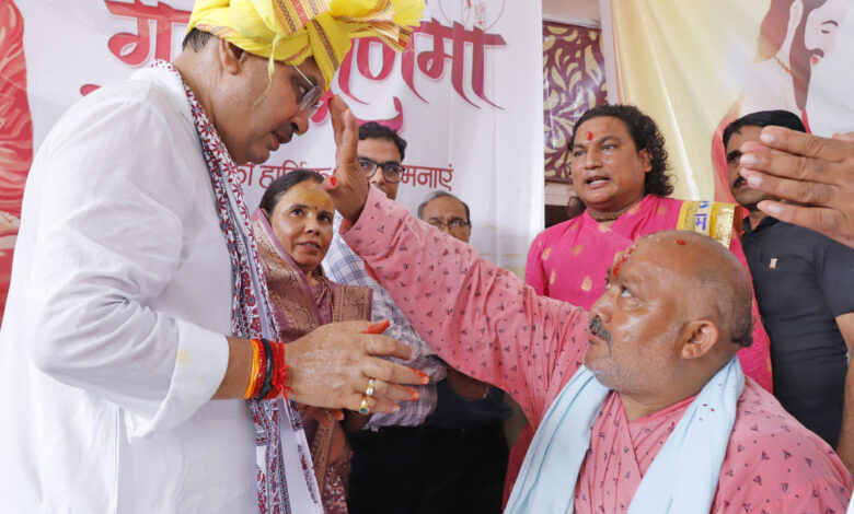 मुख्यमंत्री श्री भजनलाल शर्मा ने बड़ा हनुमान मंदिर एवं श्रीनाथ जी मंदिर में किए दर्शन गुरु पूजन कर प्रदेश की खुशहाली के लिए कामना की