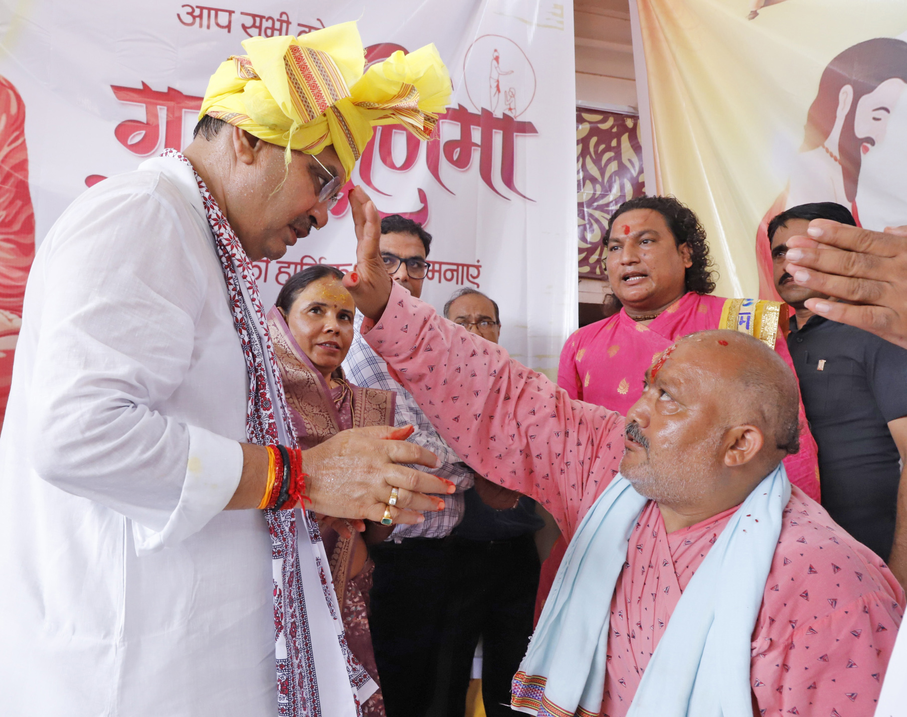 मुख्यमंत्री श्री भजनलाल शर्मा ने बड़ा हनुमान मंदिर एवं श्रीनाथ जी मंदिर में किए दर्शन गुरु पूजन कर प्रदेश की खुशहाली के लिए कामना की