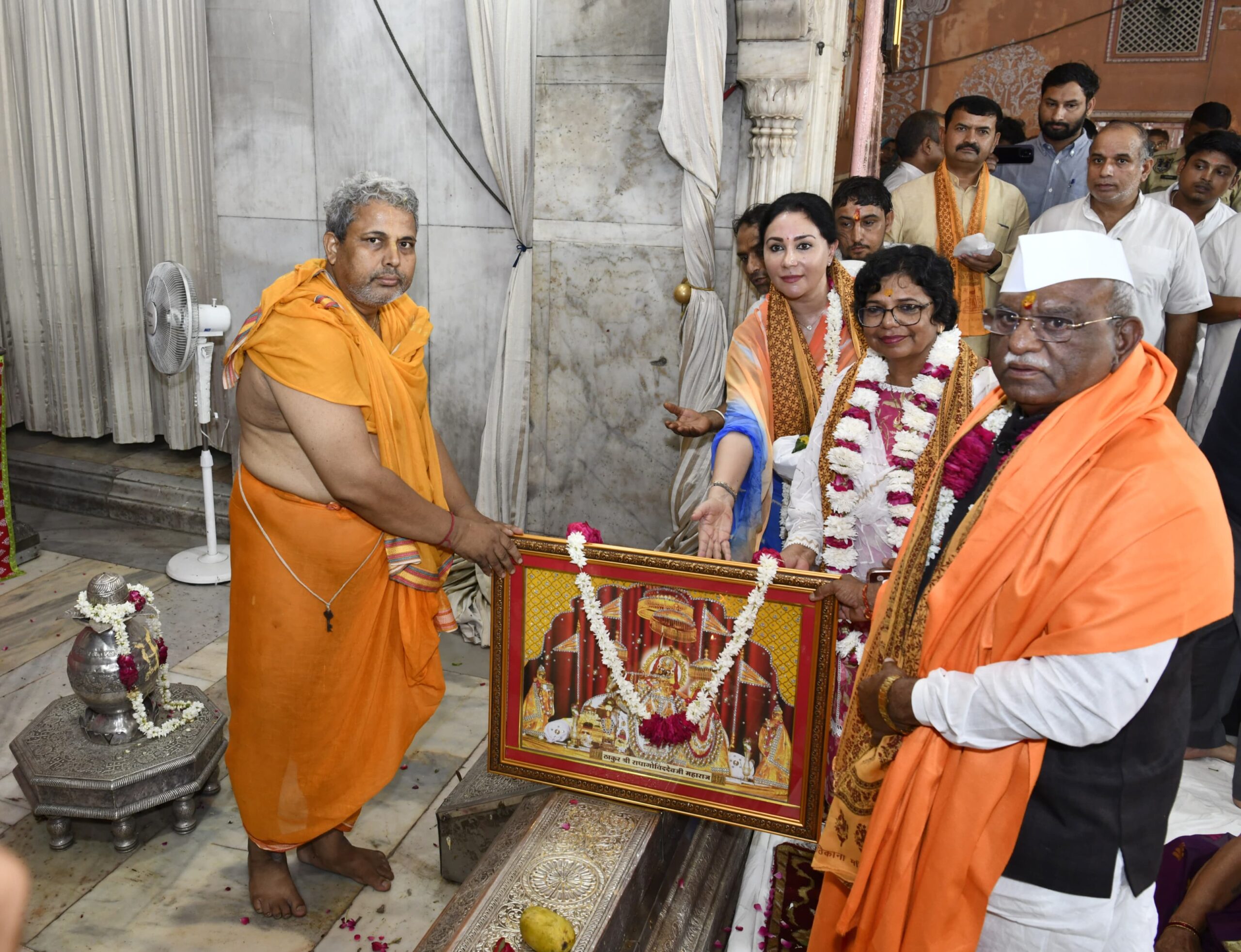 मनोनीत राज्यपाल श्री हरिभाऊ किसनराव बागड़े ने गोविन्द देव जी मंदिर में पूजा अर्चना की