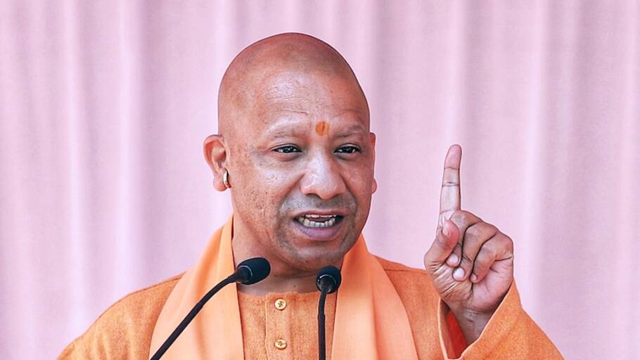 CM Yogi ने आजमगढ़ DM-SP को फटकार लगाई, क्या गलती हुई? जानिए 