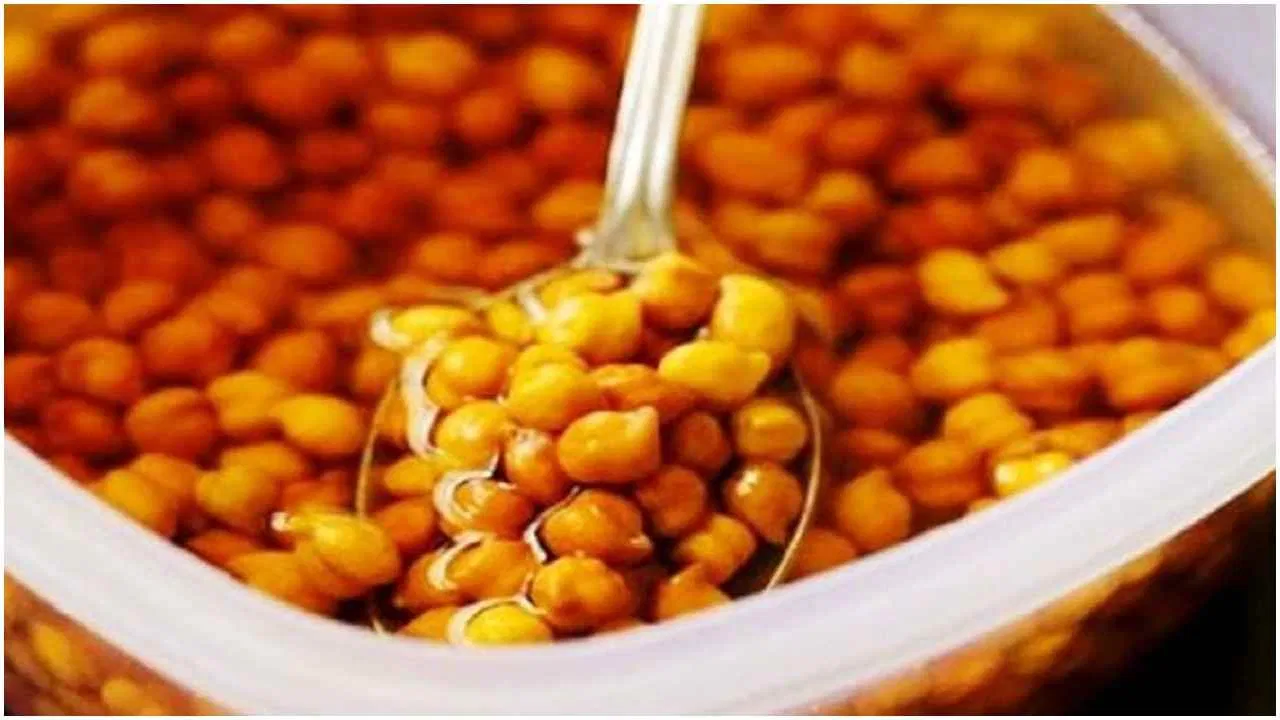 Soaked Gram: सुबह खाली पेट भिगोया हुआ चना खाने से आयरन की कमी पूरी होगी और कमजोर हड्डियों को मजबूती मिलेगी; जानें कितना खाना चाहिए?