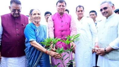 Uttarakhand News: मुख्यमंत्री श्री पुष्कर सिंहधामी ने ’एक पेड़ मां के नाम’ अभियान के अंतर्गत अपनी माताजी के साथ पौधारोपण किया।