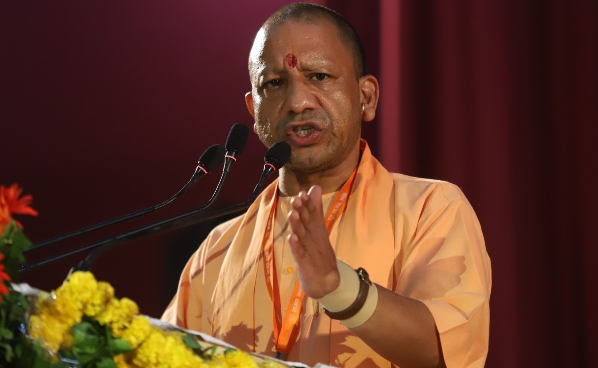 UP News: योगी को बड़ा झटका, कांवड़ यात्रा रूट में दुकान मालिकों का नाम लिखने पर सुप्रीम कोर्ट की अंतरिम रोक