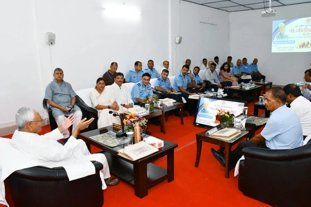 CM Nitish Kumar ने पूर्णिया के चूनापूर सैन्य हवाई अड्डा का किया निरीक्षण 12 CM Nitish Kumar ने पूर्णिया के चूनापूर सैन्य हवाई अड्डा का किया निरीक्षण