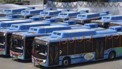 Delhi Bus News: 2 साल में दिल्ली में इलेक्ट्रिक बसों का उछाल! 18 लाख पेड़ लगाने के बराबर लाभ